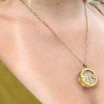 Plissé cascade or / Chaîne maille forçat acier