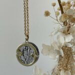 Dentelle noire/ laiton/chaîne forçat acier